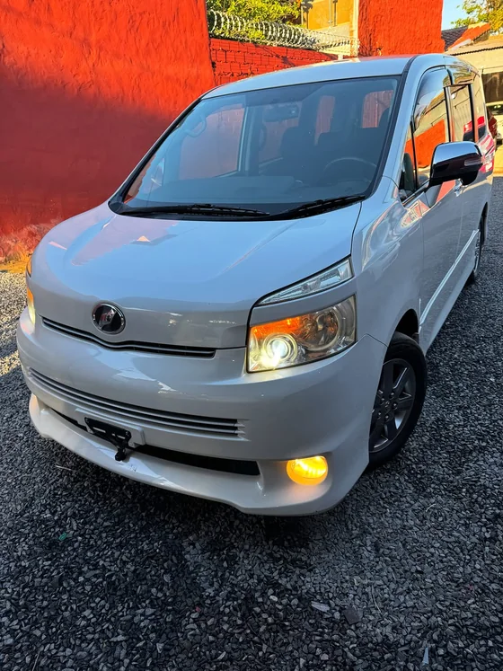 Toyota New Voxy plateada de tres hileras de asientos