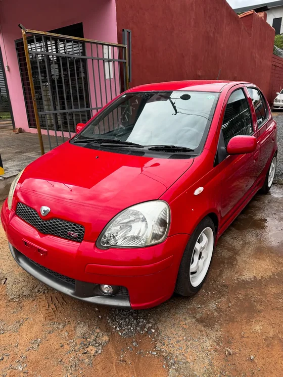 Toyota Vitz RS rojo en el lote